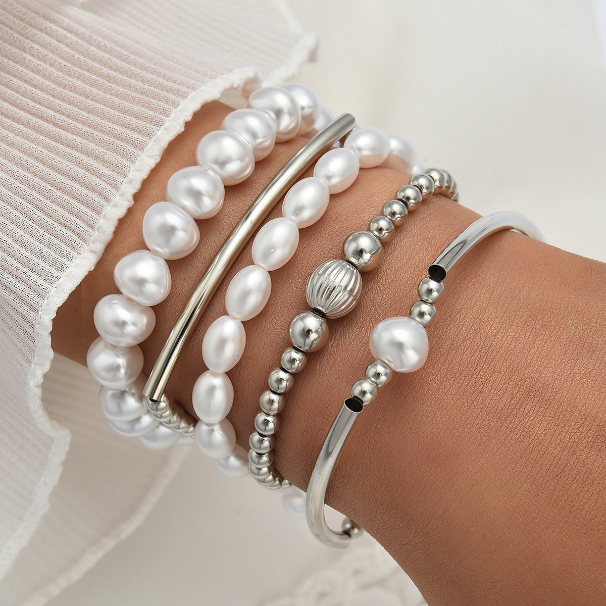 Damen-Armband-Set mit eleganten Perlen- und modernen Metallakzenten Shop Nory
