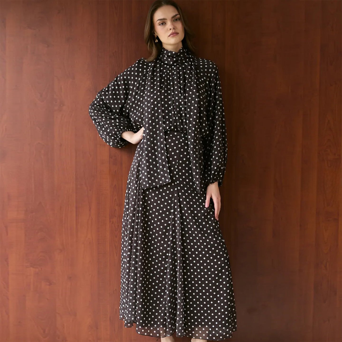 Damen Kleid mit elegantem Stehkragen und verspieltem Punkte-Design