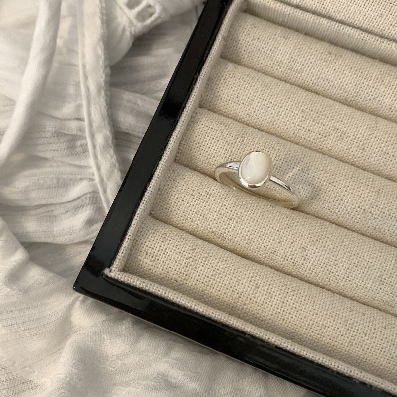 Damenring mit ovalem Stil und zarter Perle Shop Nory