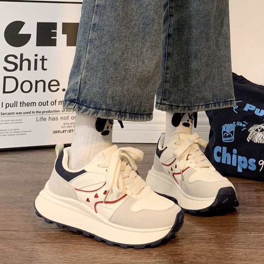 Damen Plateau‑Sneaker im Retro‑Trail‑Look mit Herz‑Ziernähten und grober Profilsohle Shop Nory