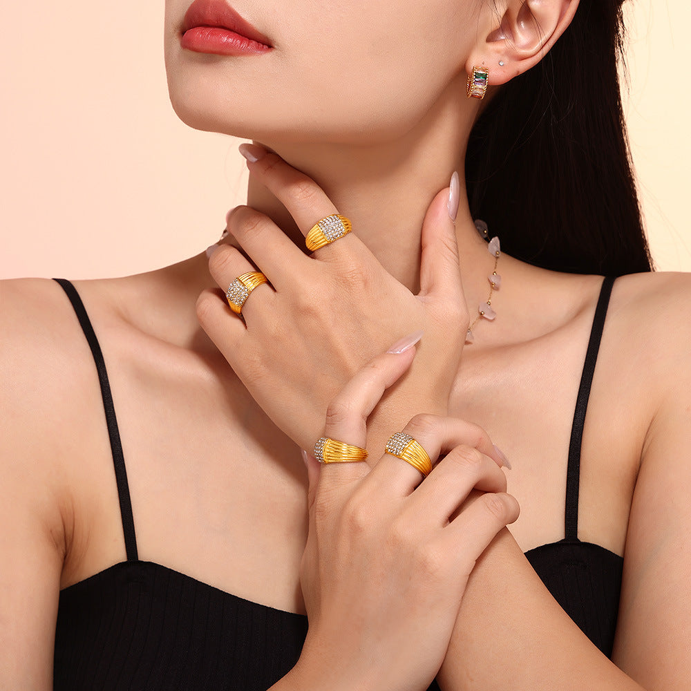 Damenring aus hochwertigem Titanstahl mit eindrucksvollem Rhinestone-Besatz Shop Nory