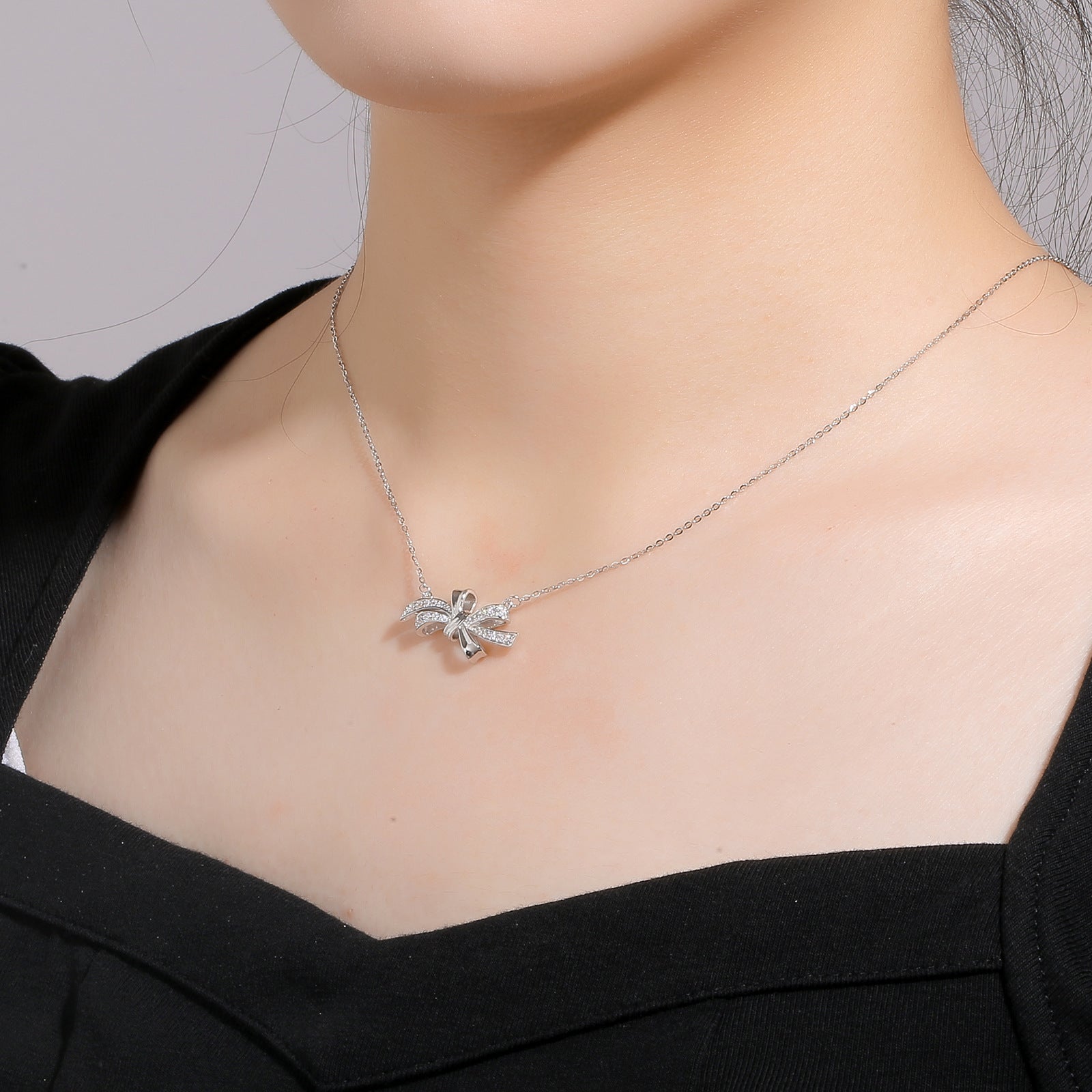 Damen Halskette mit elegantem, geschwungenem Anhänger und funkelnden Zirkonia Shop Nory