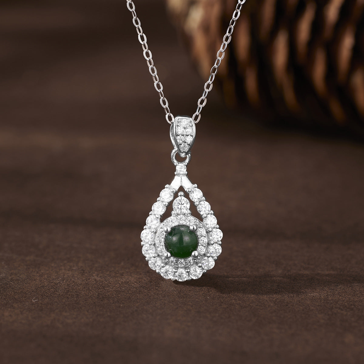 Damen exquisite Halskette mit grünem Jade-Anhänger und funkelnden Kristallen Shop Nory