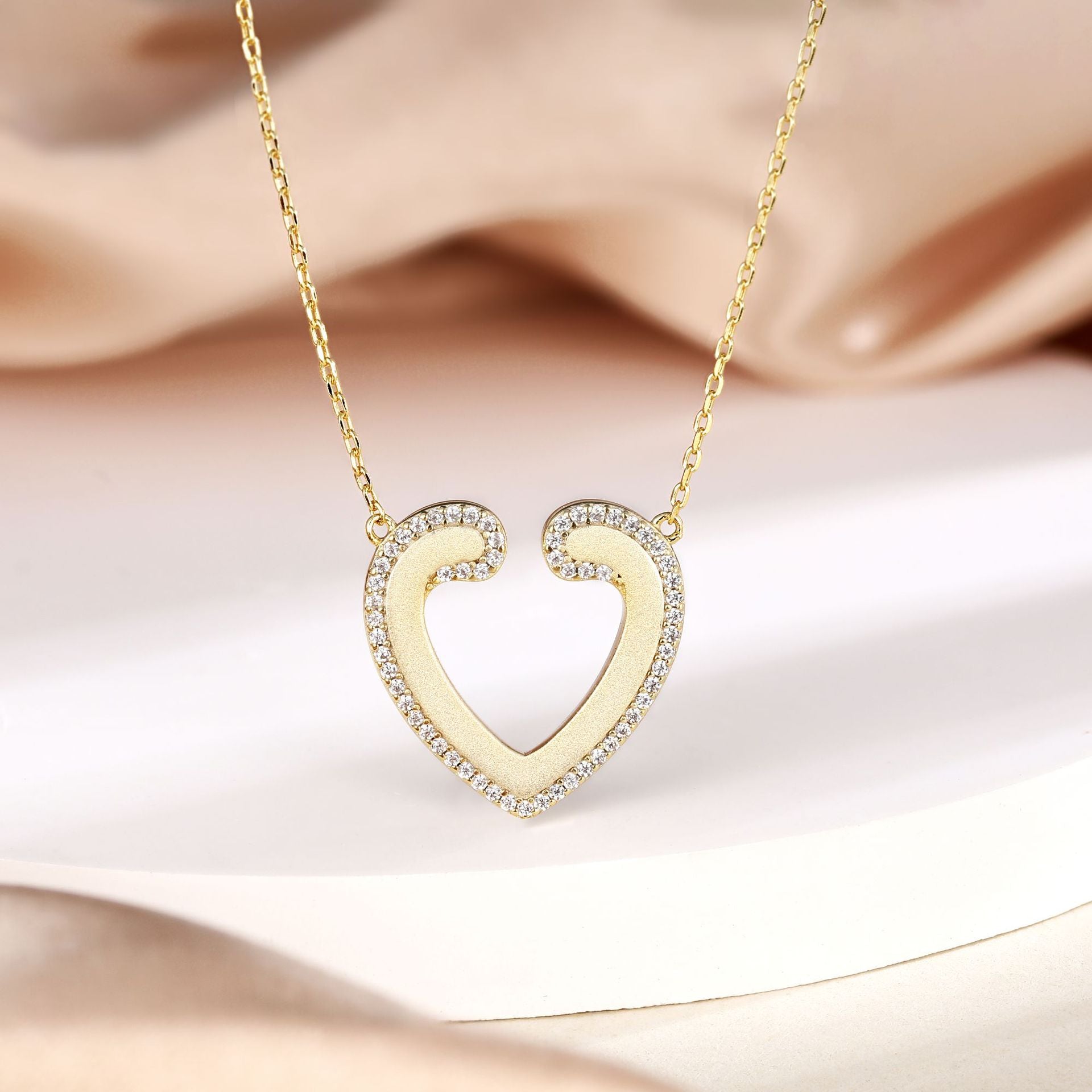 Damen Halskette mit herzförmigem Anhänger und funkelndem Zirkonia-Besatz Shop Nory