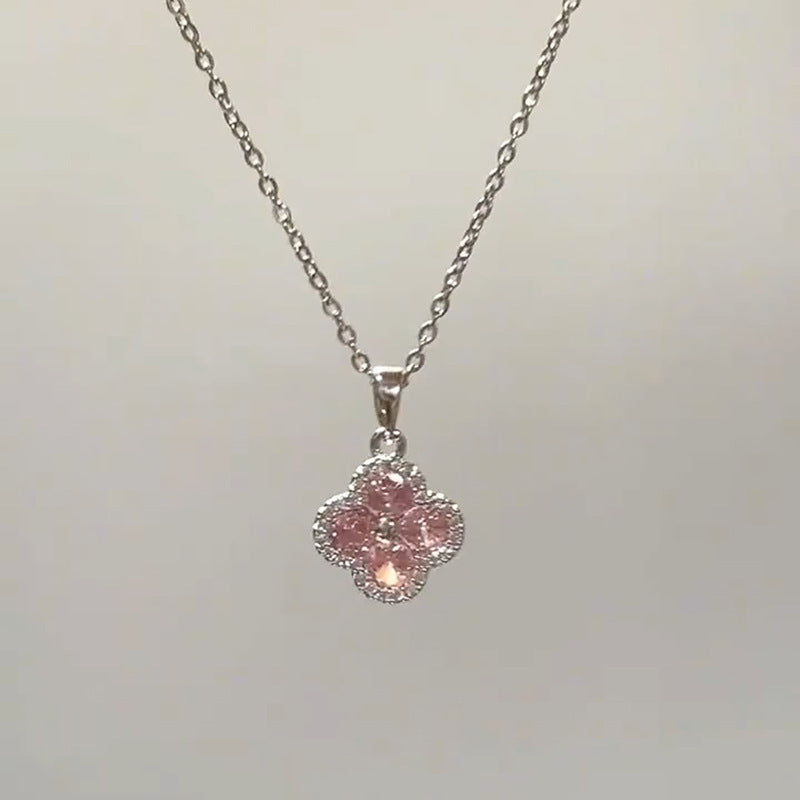 Damen Halskette mit funkelndem Blumenanhänger und eleganter Silberverarbeitung Shop Nory