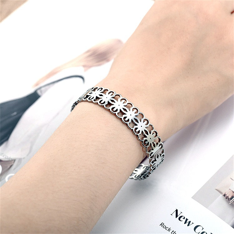 Damen Armreif mit filigranem Blütenmotiv Shop Nory