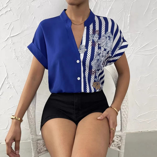 Damen Kurzarmbluse mit Stehkragen und asymmetrischem Streifen‑Blumenprint Shop Nory