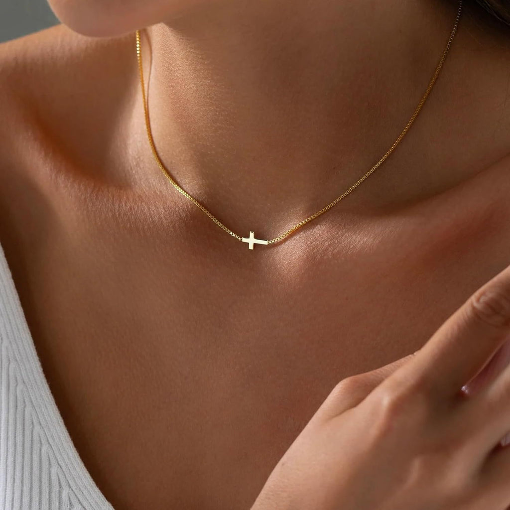 Damen Halskette mit kreuzförmigem Anhänger und mehrlagigem Design Shop Nory