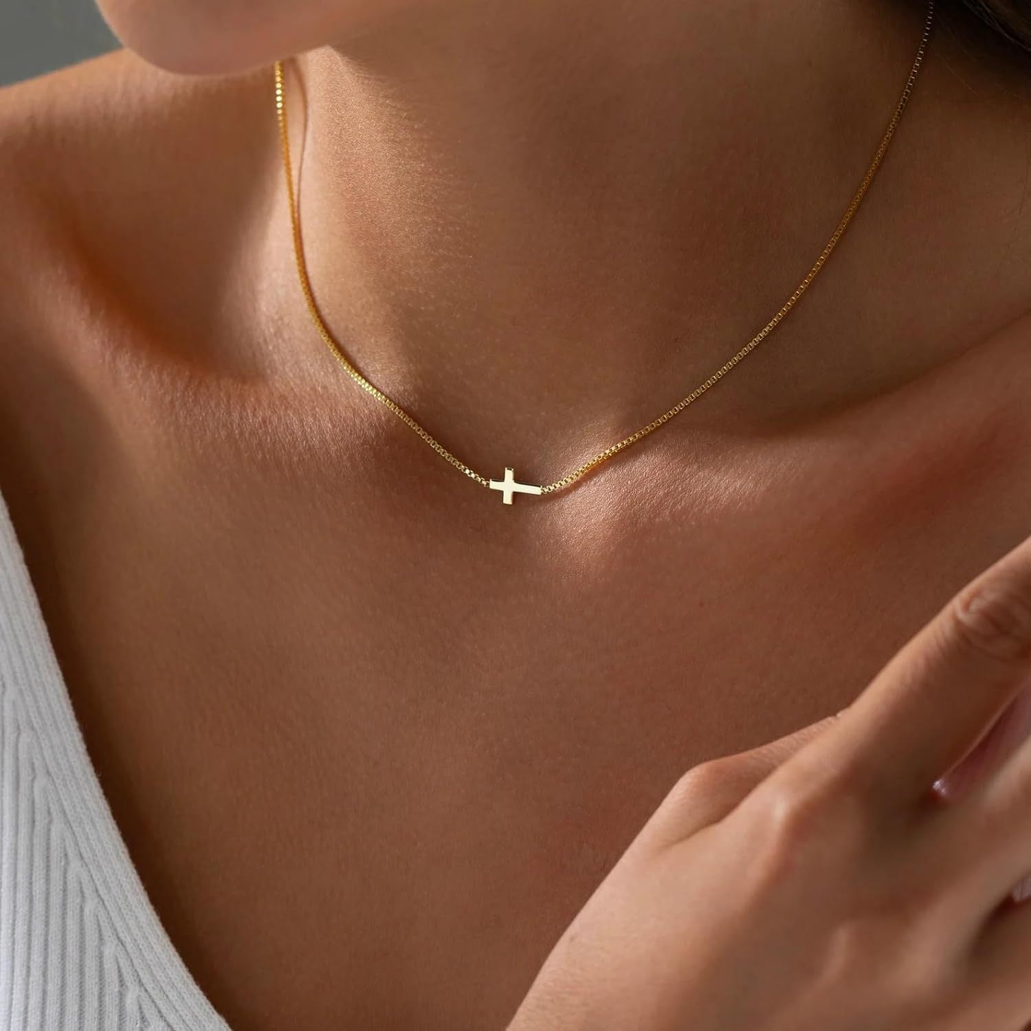 Damen Halskette mit kreuzförmigem Anhänger und mehrlagigem Design Shop Nory