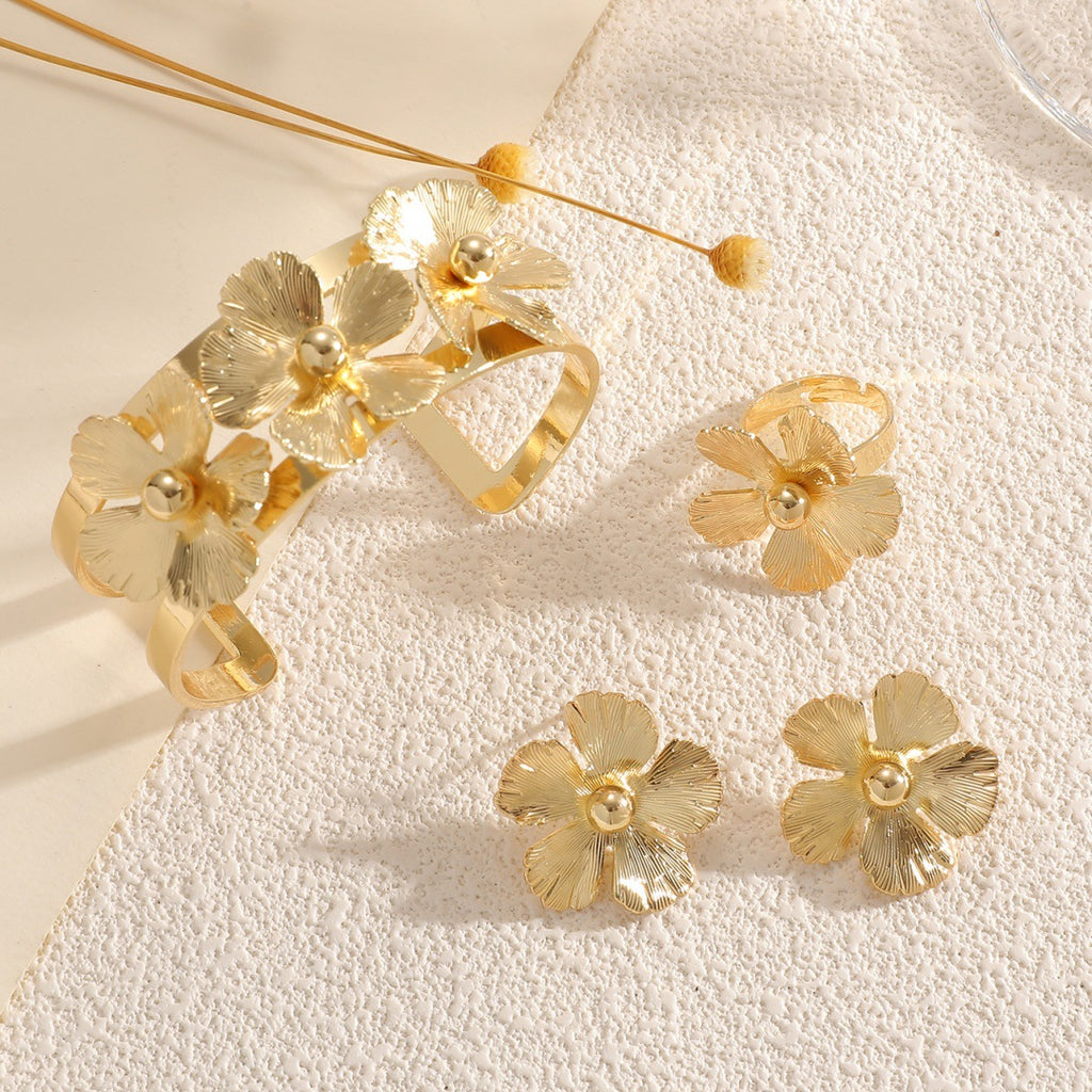 Damen Armschmuck mit floralem Design und hochwertiger Oberflächenverarbeitung Shop Nory