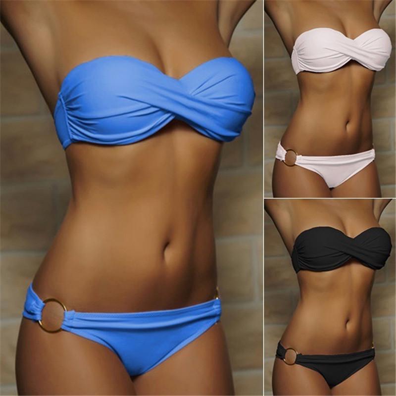 Damen Bandeau-Bikini mit elegantem Wickeldesign und goldenen Akzenten