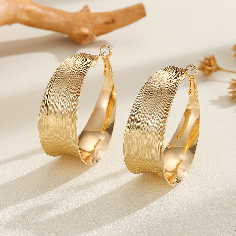 Damen Creolen im eleganten und geschwungenen Design Shop Nory