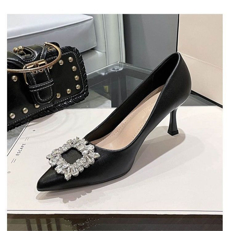 Damen Samt‑Mules mit spitzer Zehenpartie, funkelnder Kristallbrosche und schlankem Stiletto Shop Nory