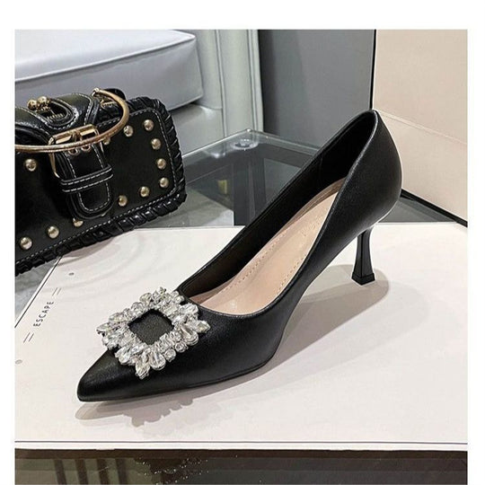 Damen Samt‑Mules mit spitzer Zehenpartie, funkelnder Kristallbrosche und schlankem Stiletto Shop Nory