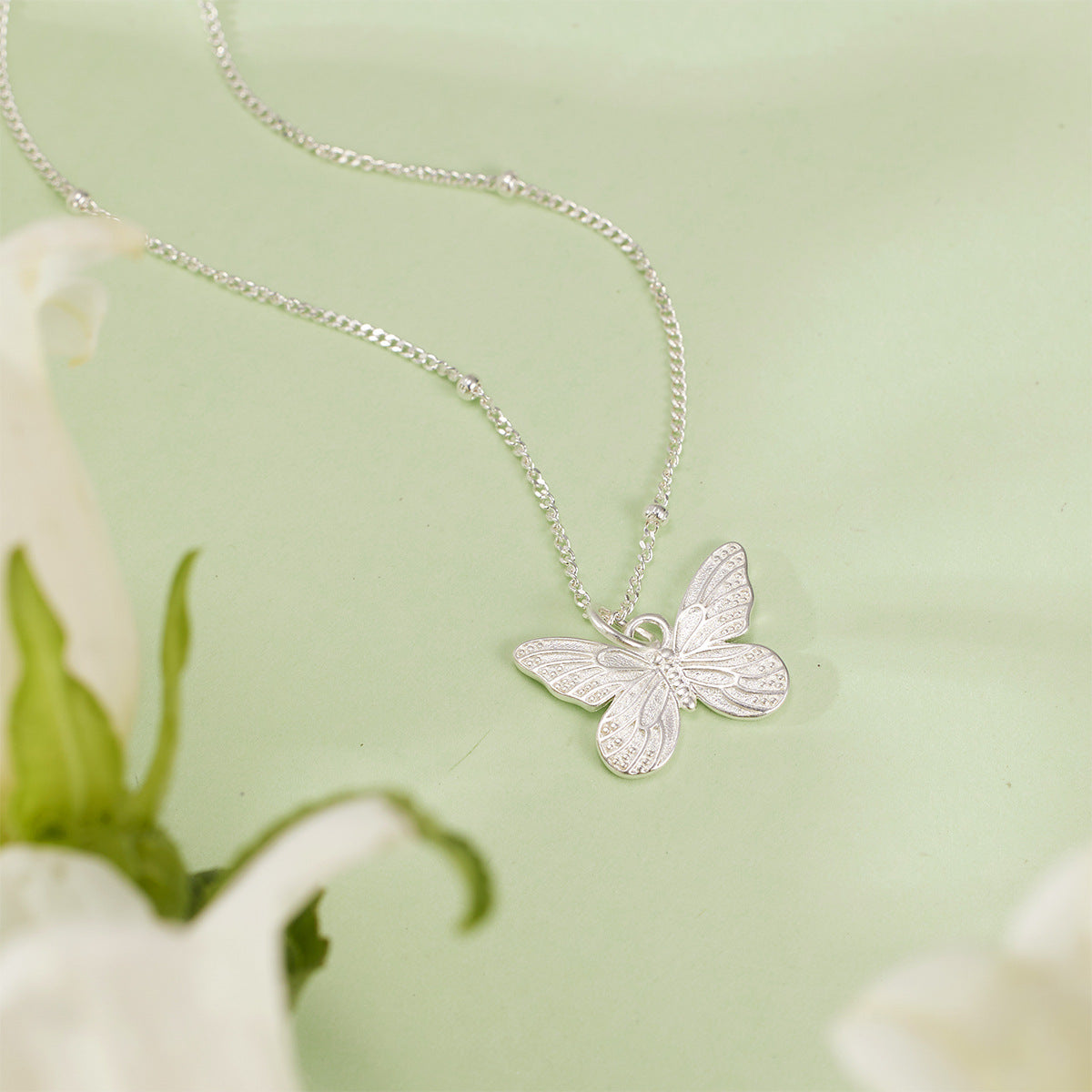 Damen Halskette mit kunstvollem Schmetterlingsanhänger und feiner Gliederkette Shop Nory