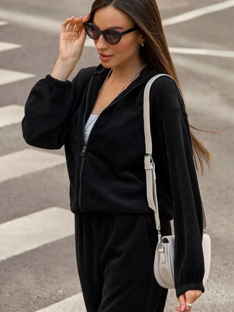 Damen kurz geschnittene Kapuzenjacke und Jogginghose Set aus Cordoptik Shop Nory