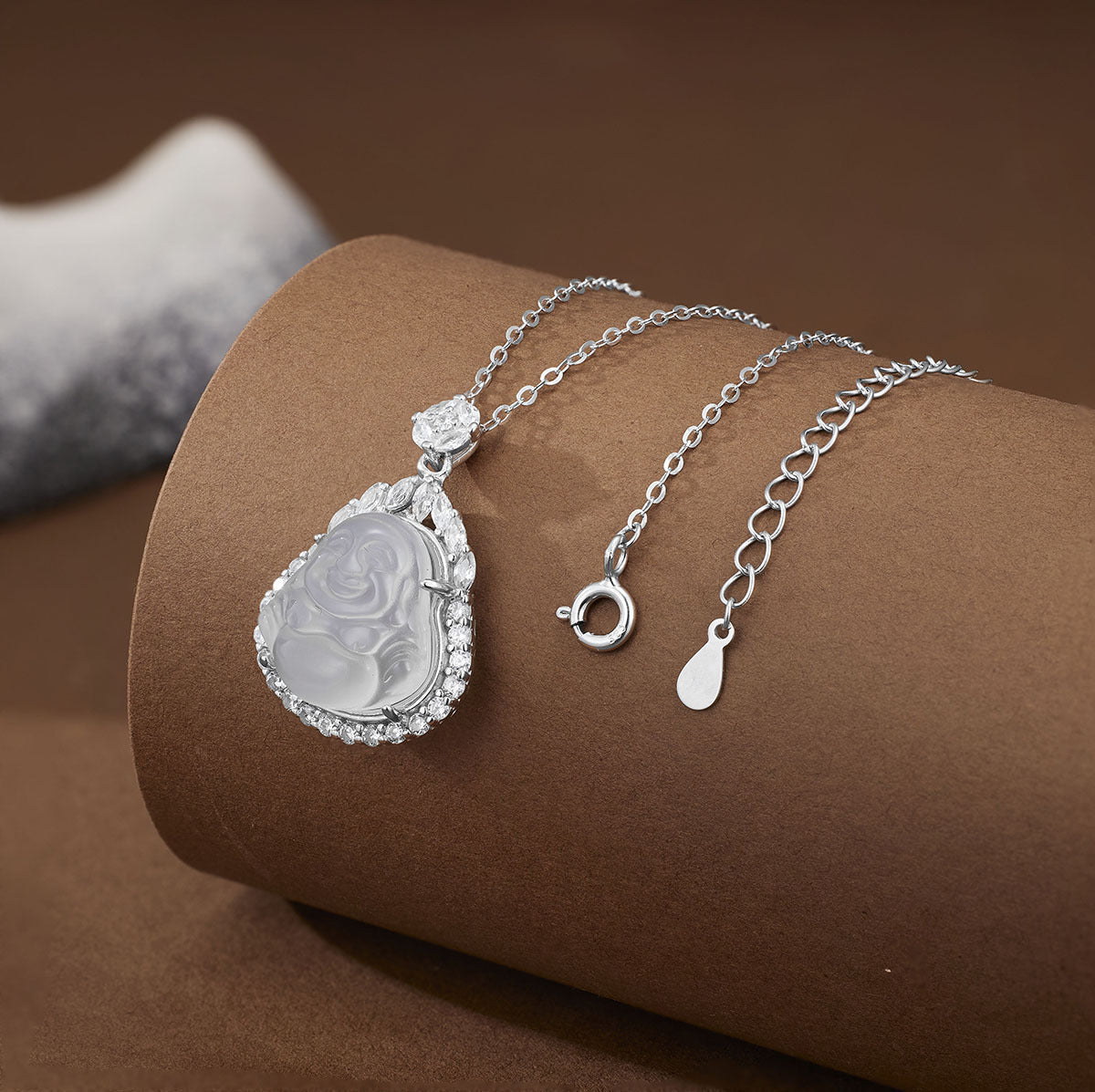 Damen Halskette mit kunstvollem Buddha-Anhänger aus hochwertigem Halbedelstein Shop Nory
