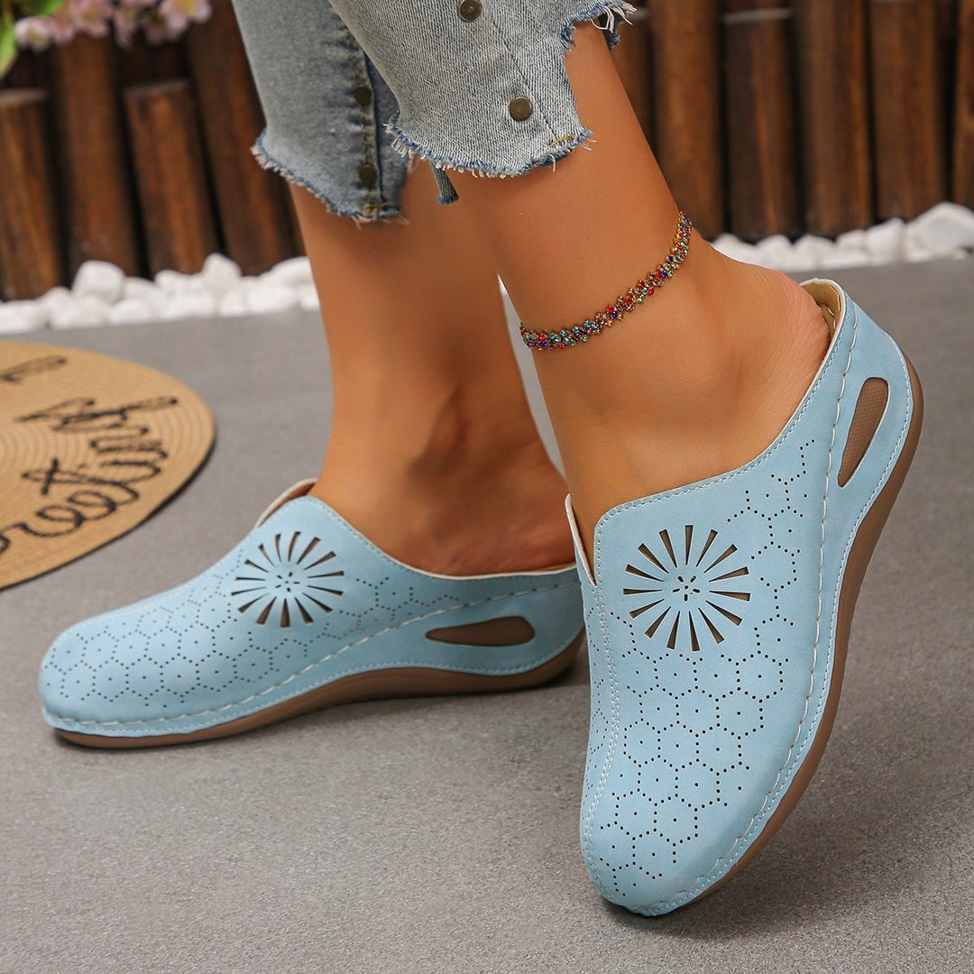 Damen Bequeme Perforierte Slipper-Mules mit Blumenstanzung und gepolstertem Fußbett Shop Nory