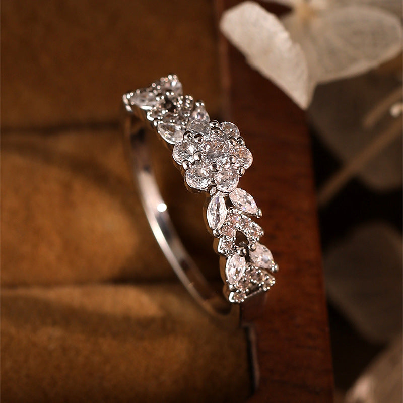 Damenring mit floralem Design und funkelnden Zirkonia-Steinen Shop Nory