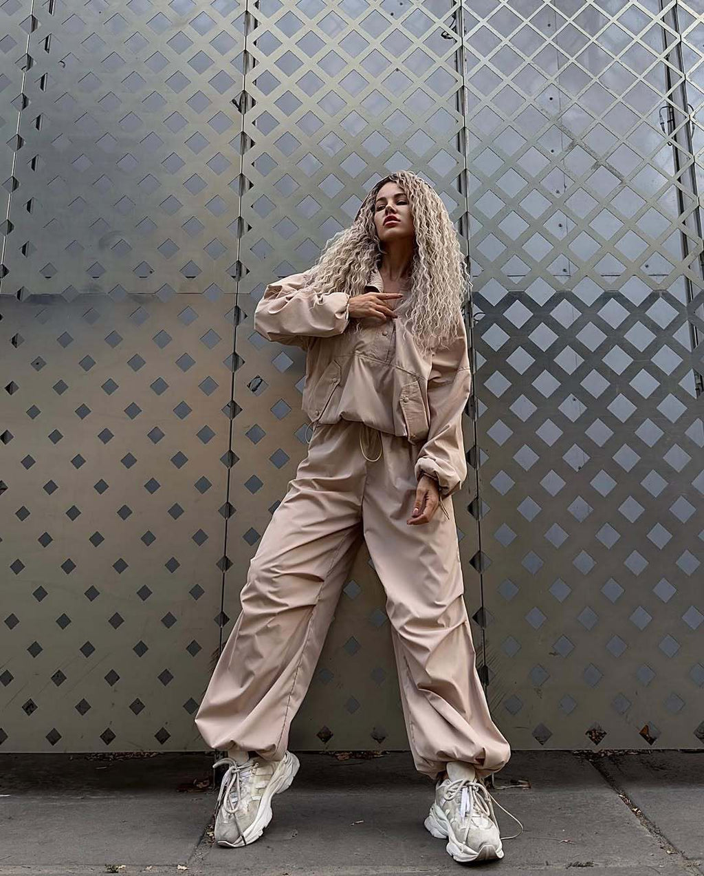 Damen leichte Windjacke im Oversized Schnitt mit Kordelzug und Druckknopfdetails Shopnory