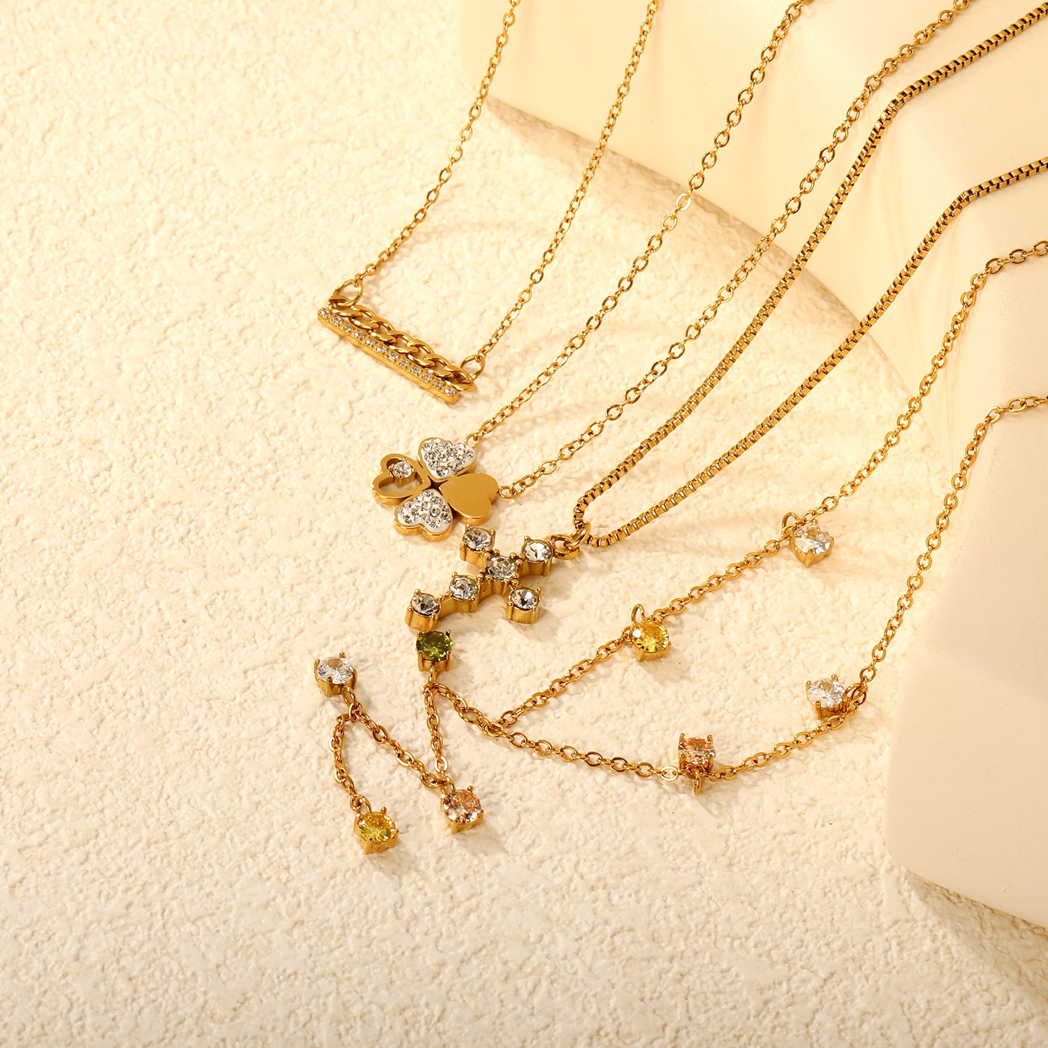 Damen Halskette mit funkelndem Kreuz-Anhänger und eleganter Gliederkette Shop Nory