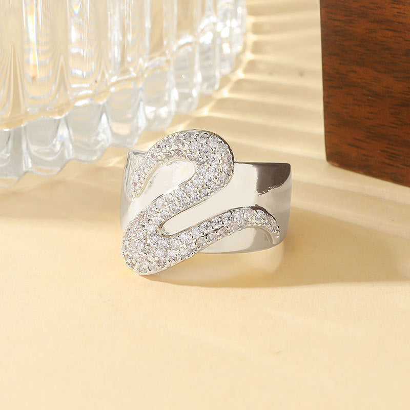Damenring mit künstlerischem Wellen-Design und funkelnden Kristallen Shop Nory