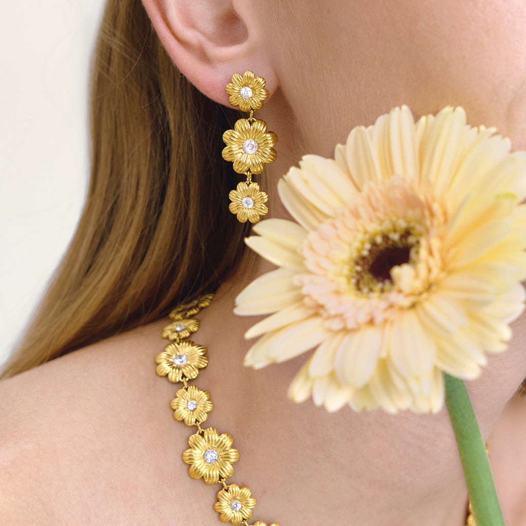Damen Ohrhänger mit blumenförmigem Design und funkelnden Zirkonia Shop Nory