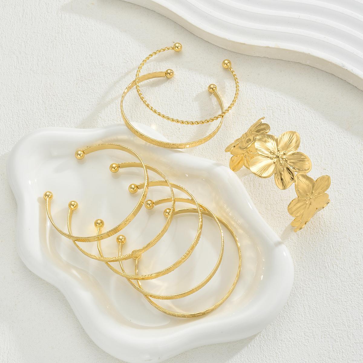 Damen Armband-Set mit einzigartigen floralen Designs und eleganten Texturen Shop Nory