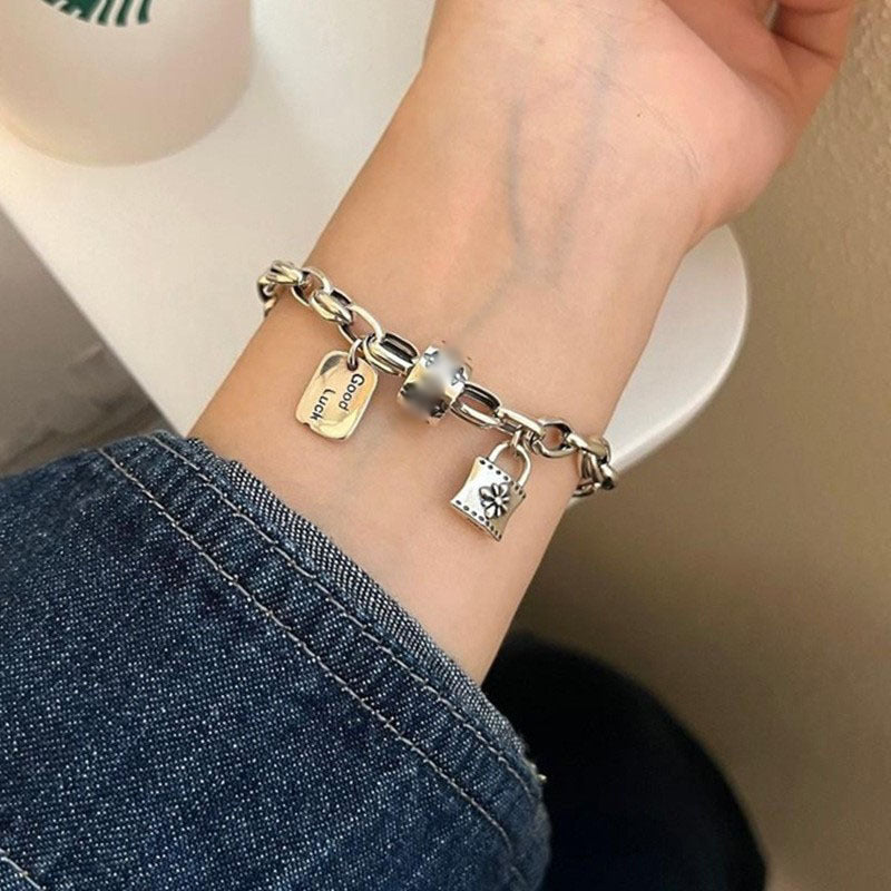 Damenarmband mit kunstvollem Anhänger und edlen Details Shop Nory