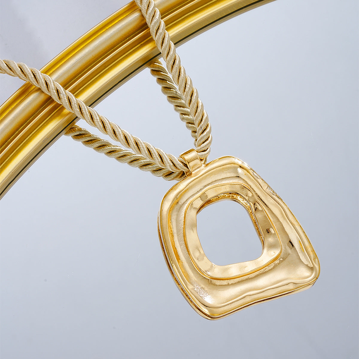 Damen Halskette mit auffälligem asymmetrischen Anhänger und luxuriösem Kettenstrang Shop Nory