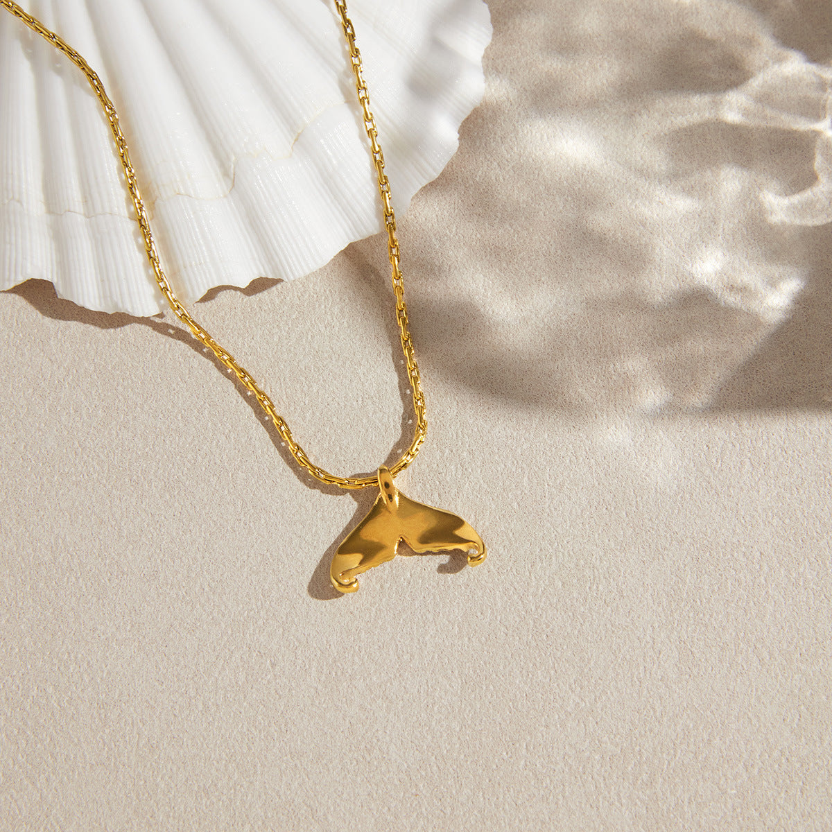 Damen Ohrhänger im eleganten Design mit muschelförmigem Anhänger und Zirkonia Besatz Shop Nory