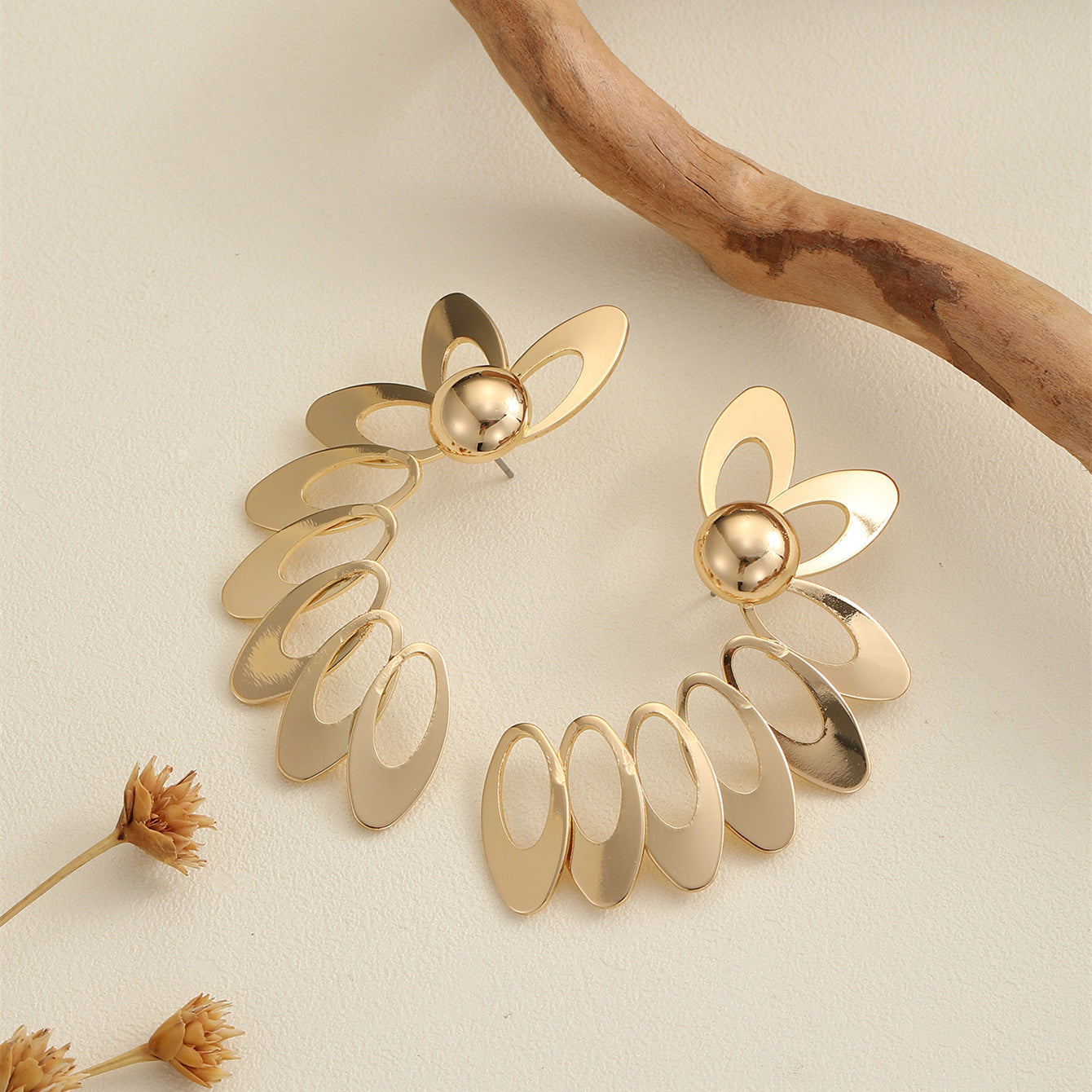 Damen Hängende Ohrringe im floralen Design mit goldenen Akzenten Shop Nory