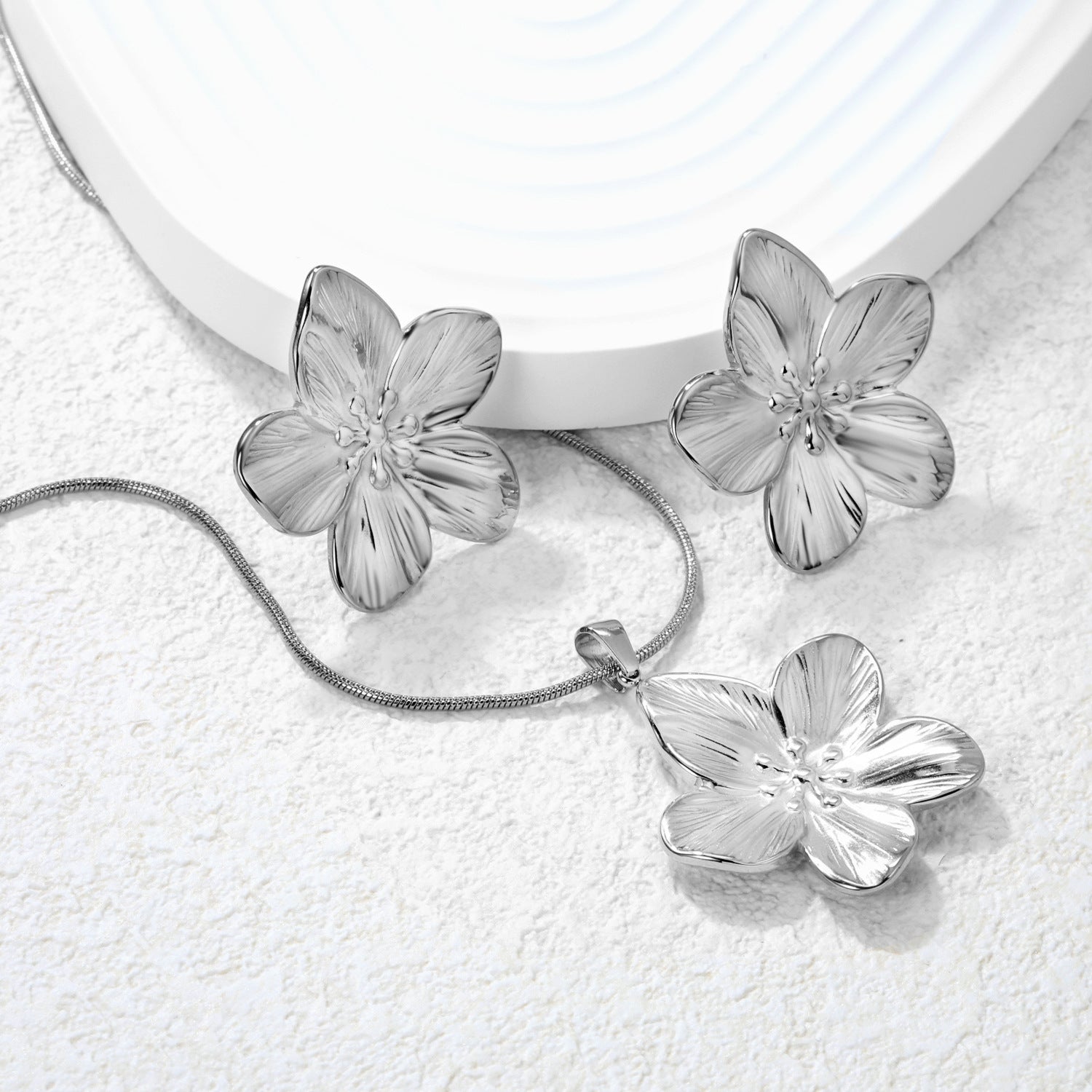 Damen Schmuckset mit goldfarbigem Sonnenanhänger und eleganter Kette Shop Nory