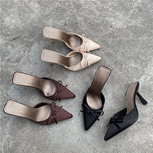 Damen Spitz zulaufende Satin-Mules mit zarter Schleifenapplikation und mittelhohem Sculpted-Absatz Shop Nory