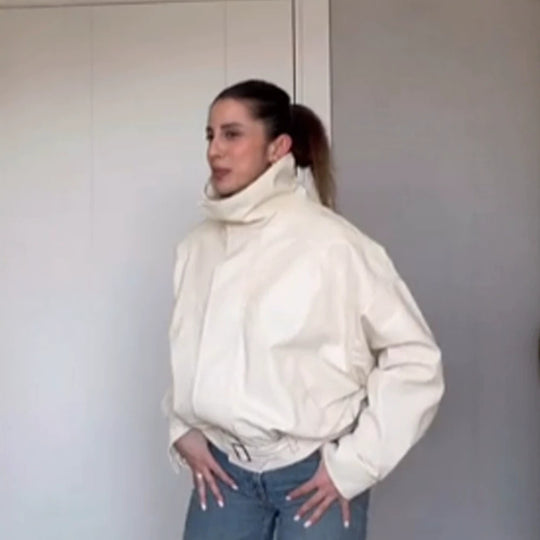 Damen Oversize Kurzjacke mit hohem Stehkragen, wattierter Silhouette und taillierbarem Gürtel Shop Nory