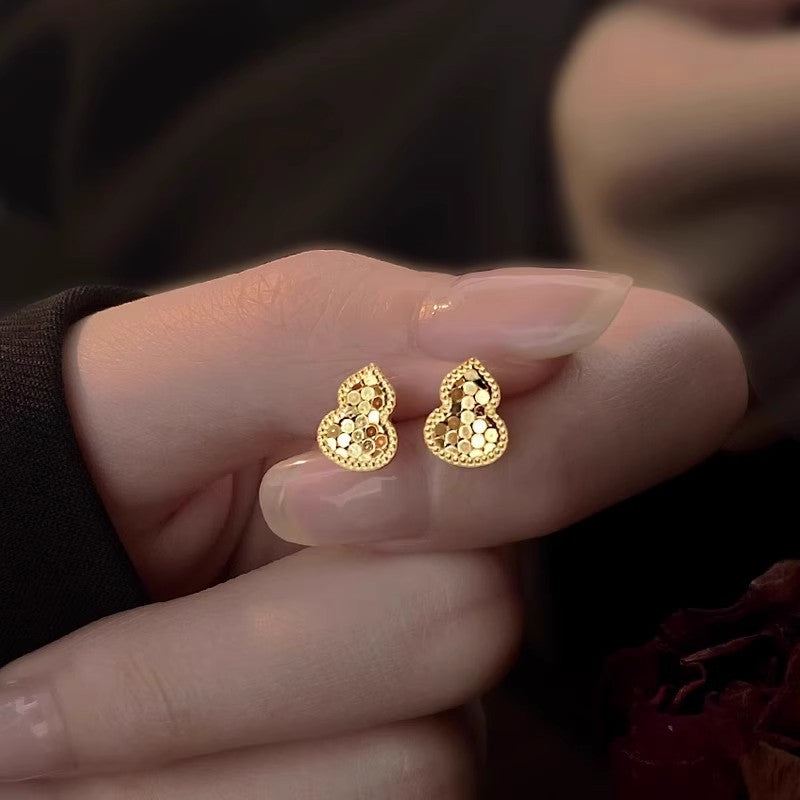 Damen Ohrstecker im eleganten Herzdesign mit funkelnden Akzenten Shop Nory