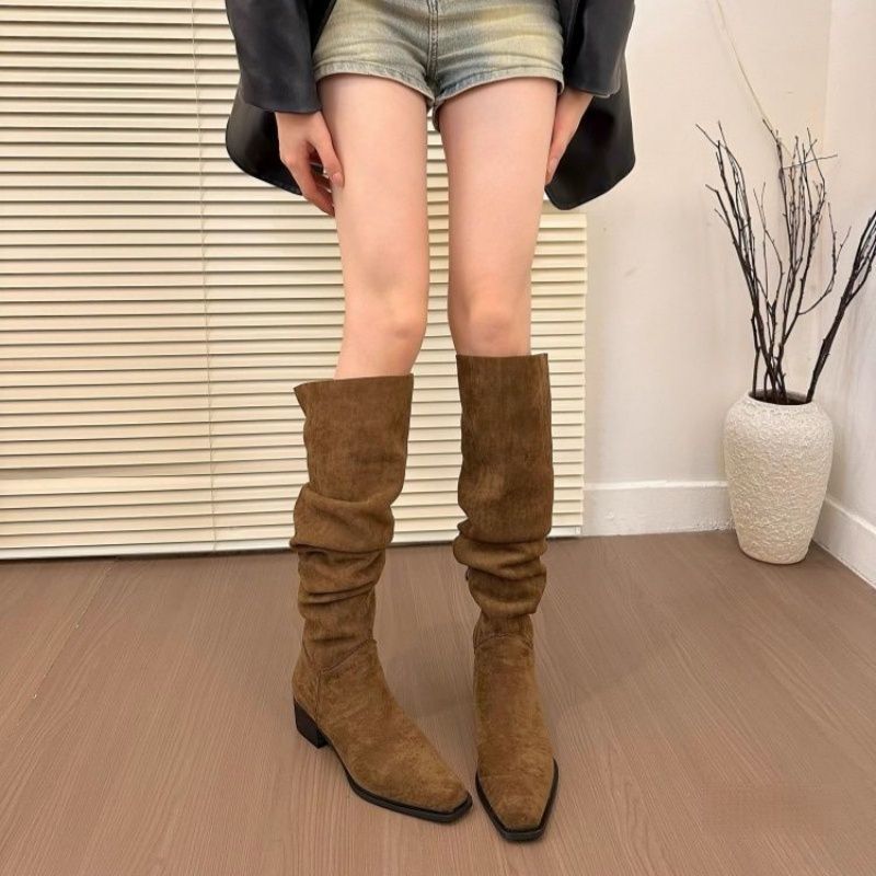 Damen Slouch‑Stiefel aus Veloursleder mit kniehohem Schaft und niedrigem Blockabsatz Shop Nory