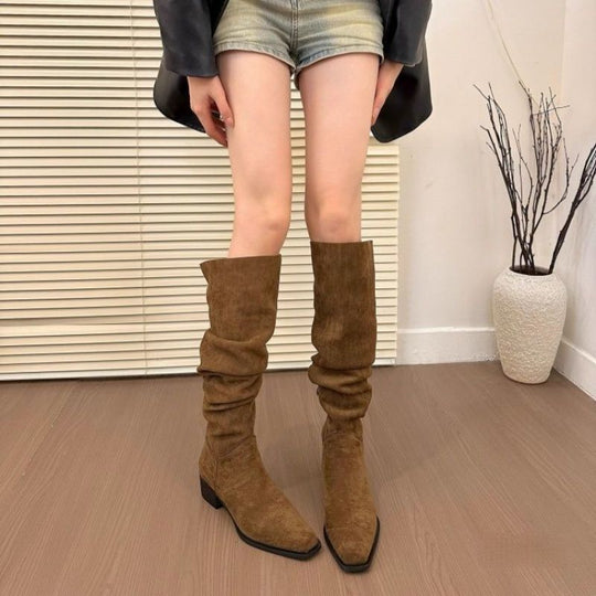 Damen Slouch‑Stiefel aus Veloursleder mit kniehohem Schaft und niedrigem Blockabsatz Shop Nory