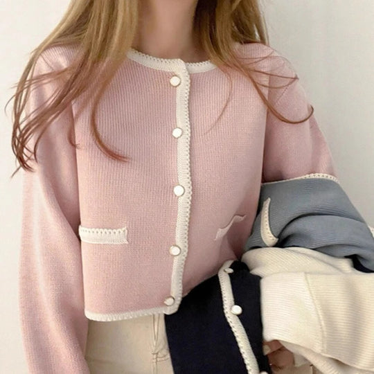 Damen Kurzgeschnittener gerippter Cardigan mit kontrast‑Häkelkante, Zierknopfleiste und Taschenleisten Shop Nory