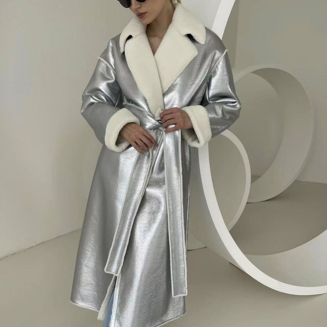 Damen Longline-Mantel aus Metallic‑Material mit Teddyfutter und überschnittener Schulter Shop Nory