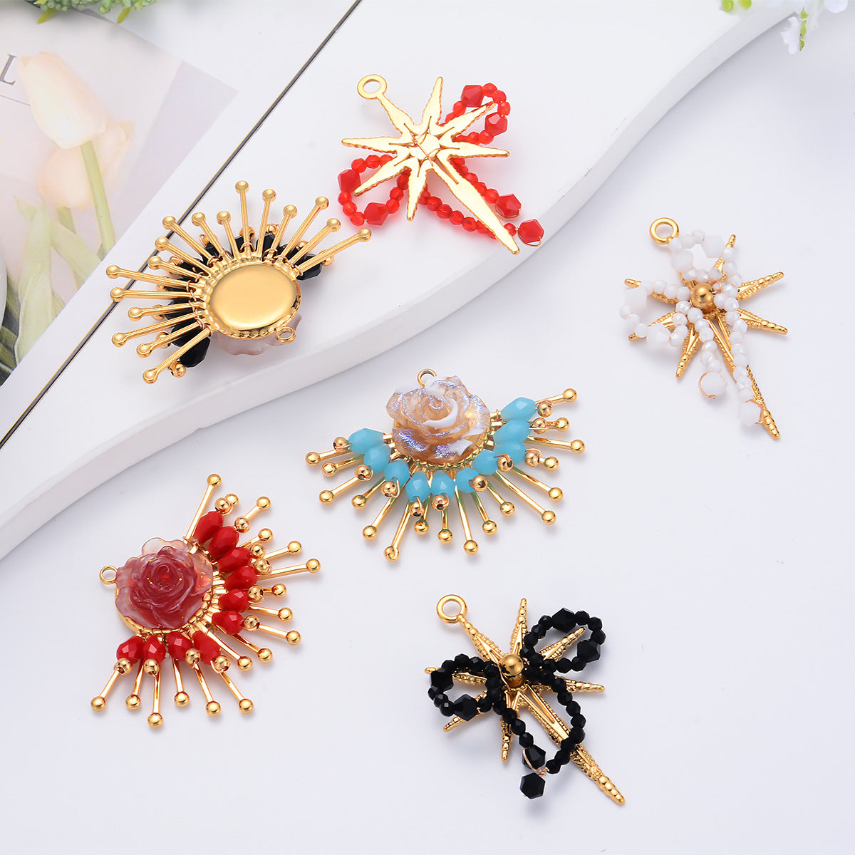 Damen Schmuckanhänger mit floralen Akzenten und funkelnden Details Shop Nory