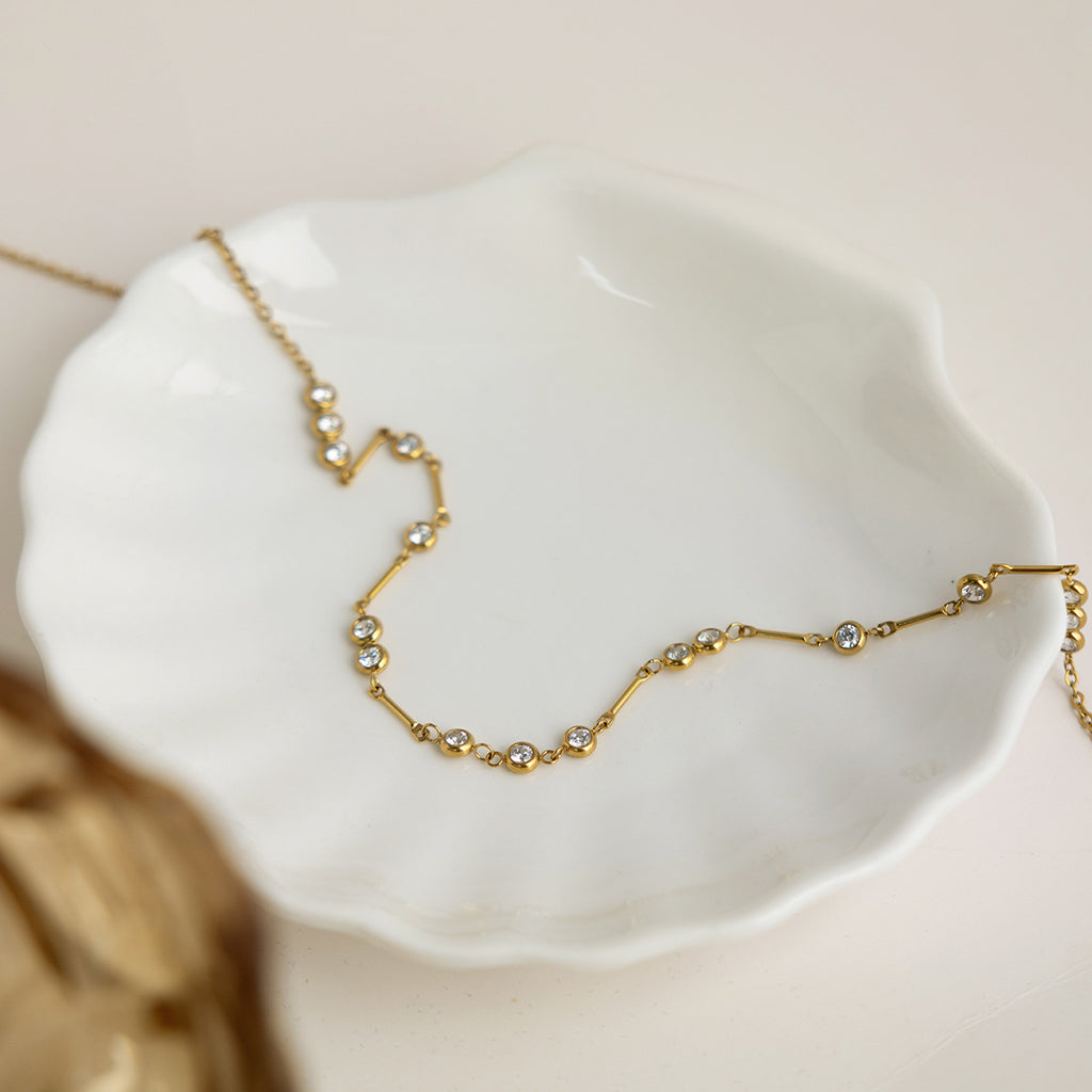 Damen Halskette mit funkelnden Zirkonia und elegantem Edelstahldesign Shop Nory