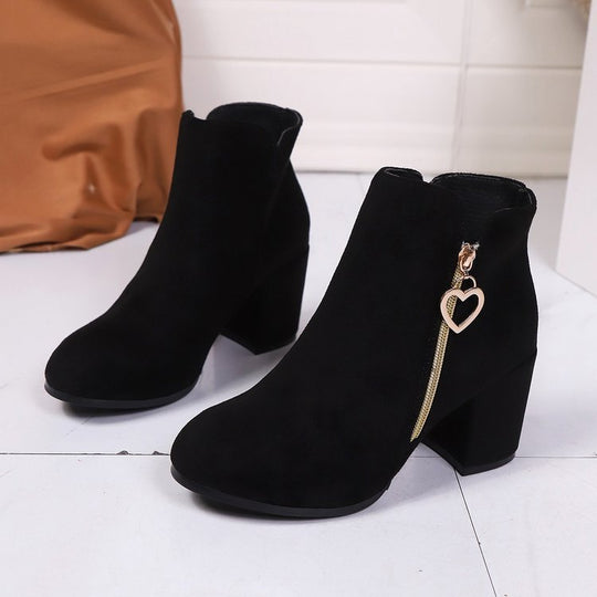 Damen Stiefeletten mit breitem Blockabsatz, Herz-Reißverschluss und Samtvelours-Optik Shop Nory