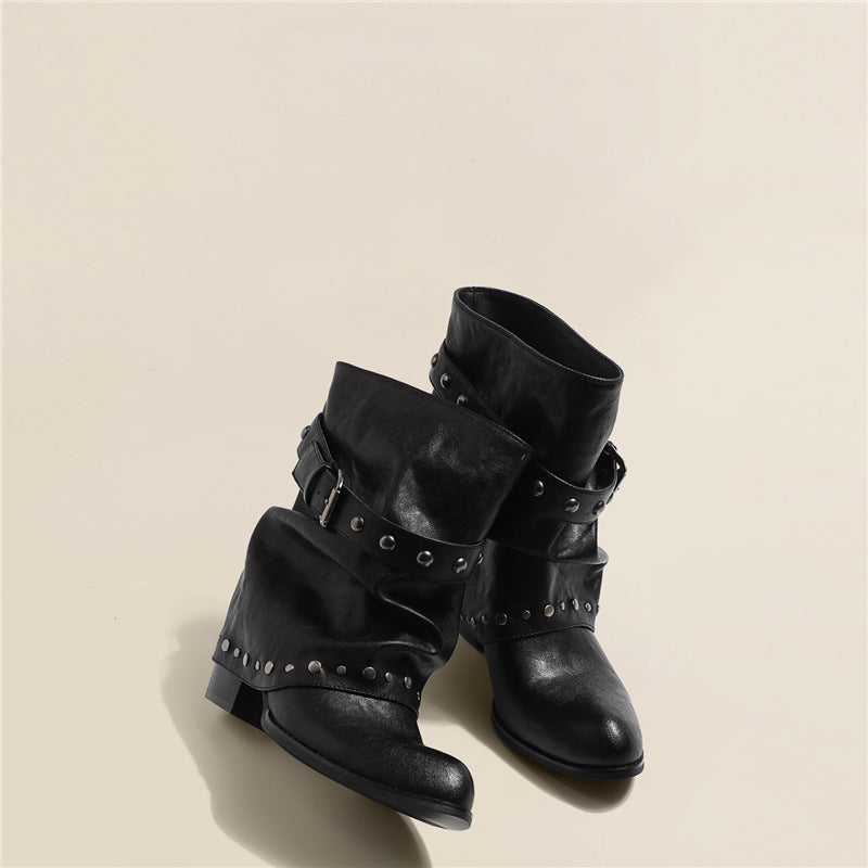 Damen Biker-inspirierte Slouch-Stiefelette mit Nietenriemen und Dornschließen-Detail Shop Nory
