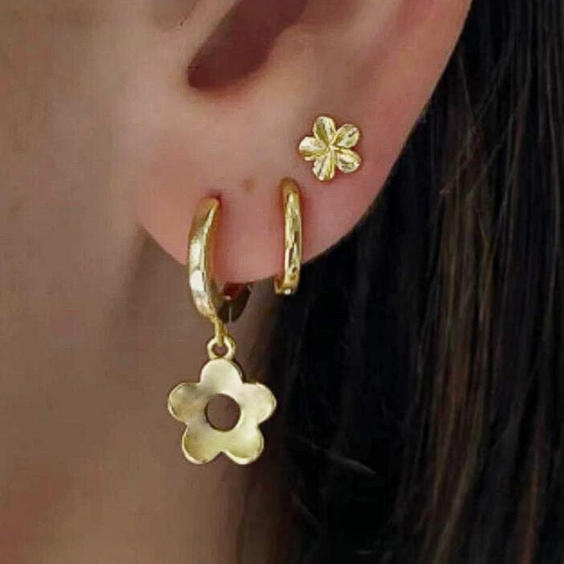 Damenohrringe mit floralen Anhängern und funkelnden Details Shop Nory