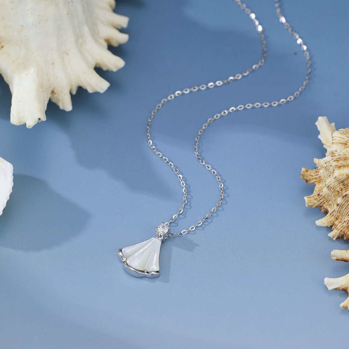 Damen elegante Halskette mit Muschel-Anhänger und funkelndem Zirkonia Shop Nory