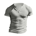 Herren kurzärmeliges Henley-T-Shirt mit strukturiertem Rippdesign und praktischem Knopfverschluss