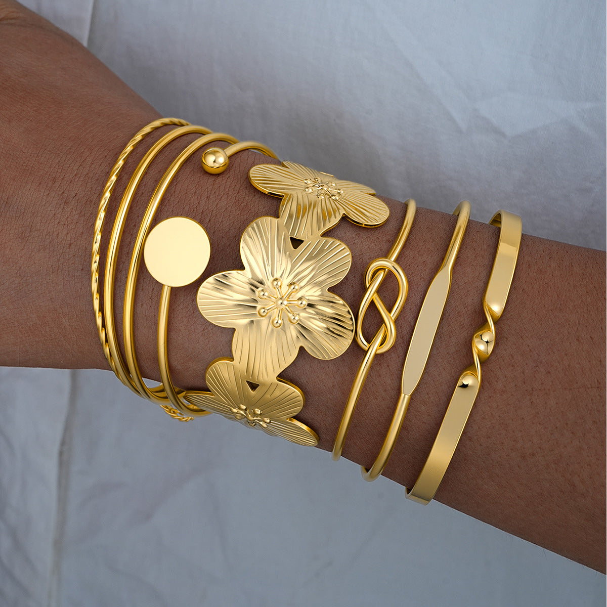 Damen Armreifen-Set mit floralen und minimalistischen Designs Shop Nory