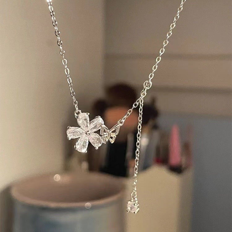 Damen Halskette mit funkelndem Blumenanhänger und zartem Design Shop Nory