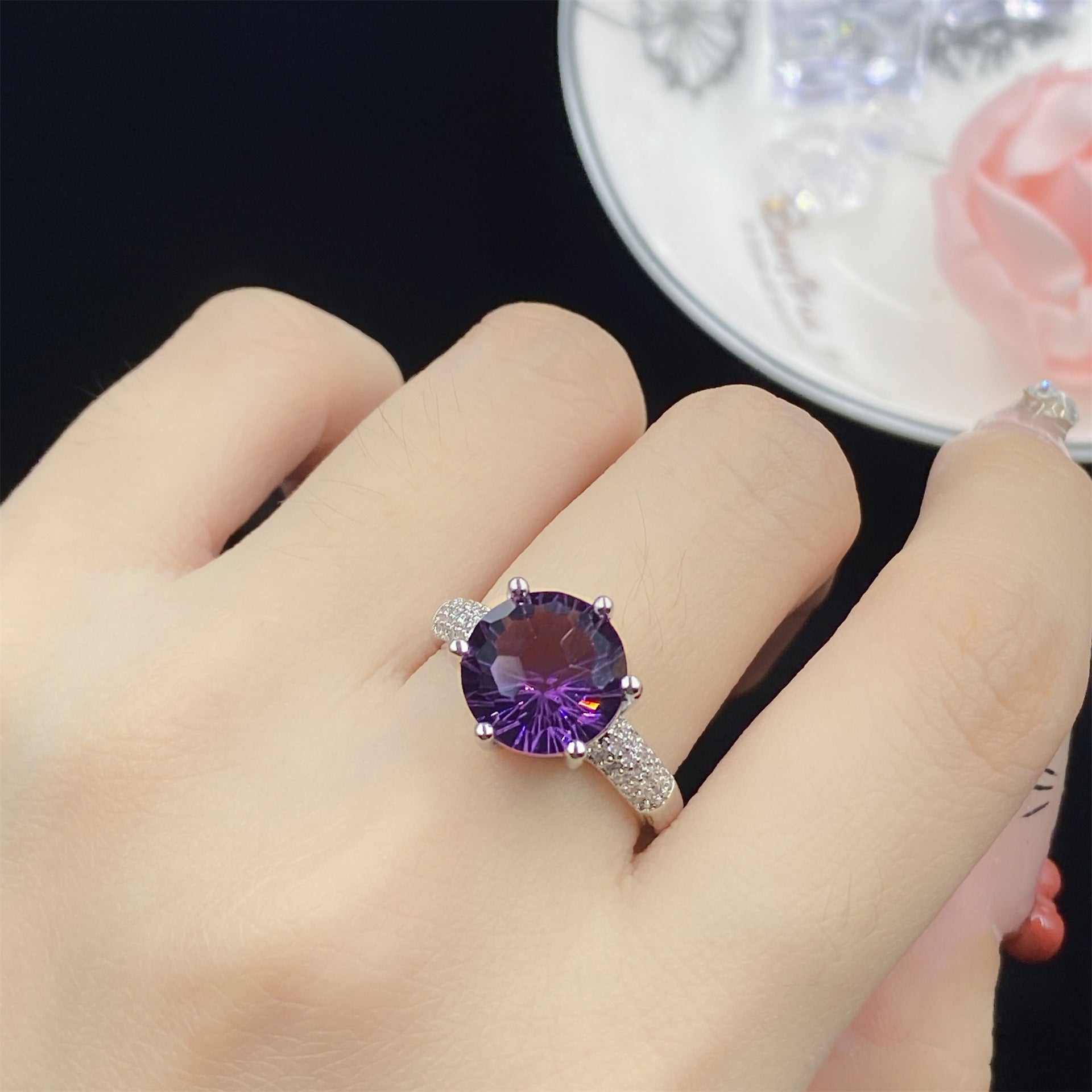 Damen Stilvoller Ring mit funkelndem Amethyst und Zirkonia-Details Shop Nory